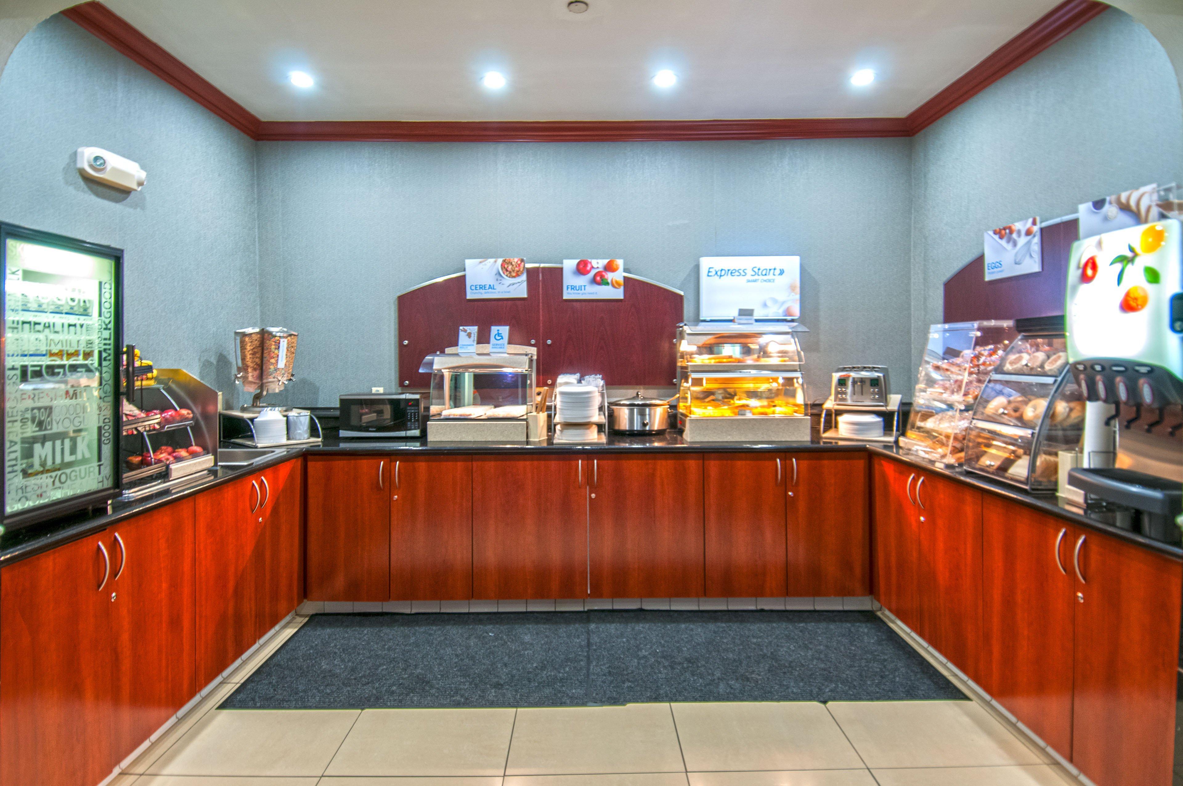 Holiday Inn Express & Suites Bakersfield Central By Ihg Exterior foto